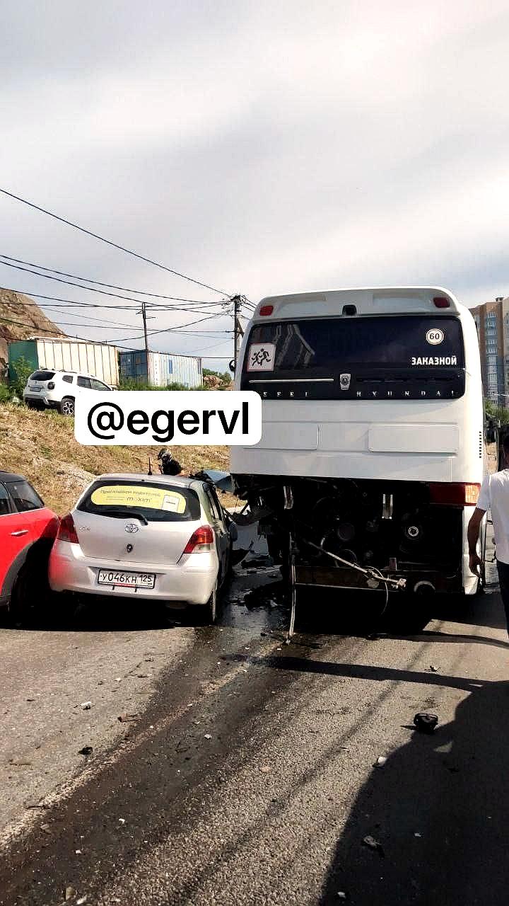 ДТП с участием автобуса и длиномера блокирует движение во Владивостоке