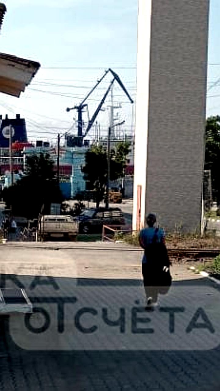В Холмске водитель грузовика спустился по пешеходной лестнице, а легковушка снесла ограждения