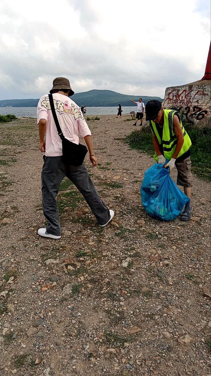 Токаревский маяк во Владивостоке страдает от мусора в разгар туристического сезона