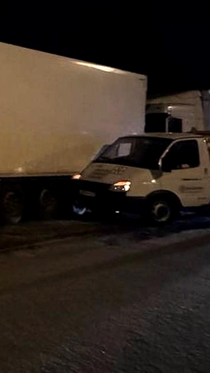 Столкновение трех автомобилей в Волгограде: пострадавшие и работа ГИБДД