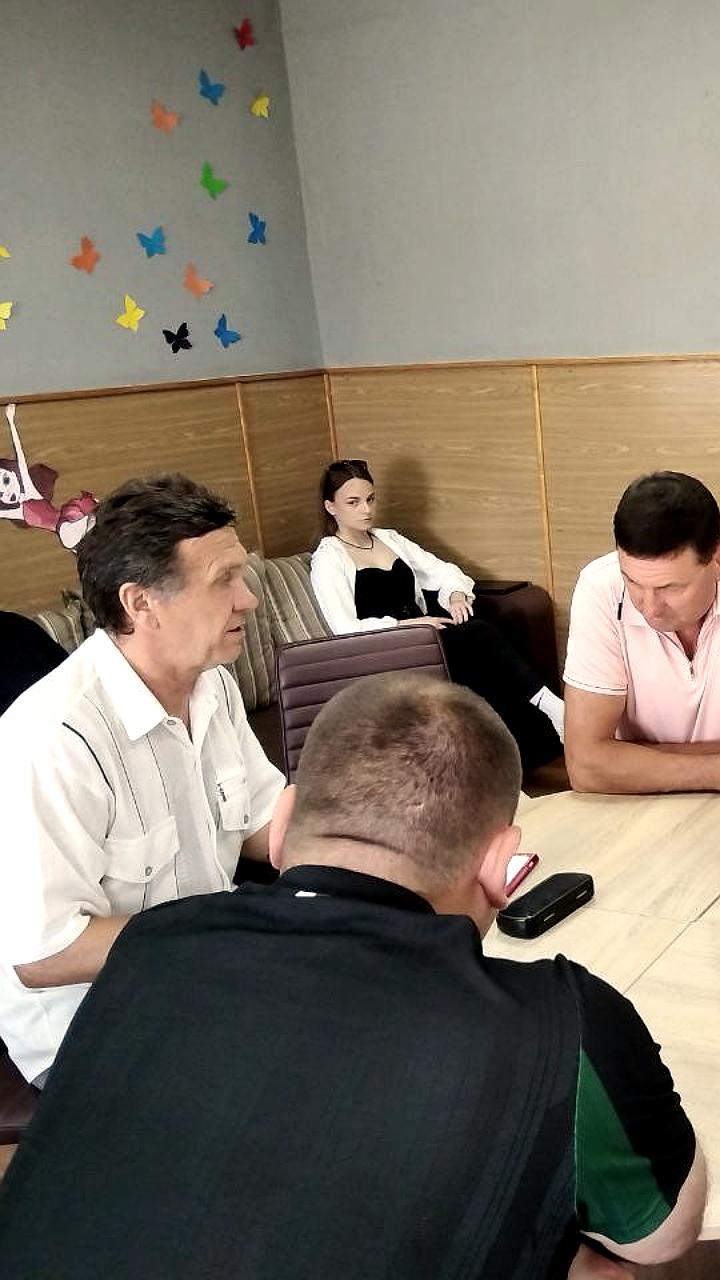 Обсуждение развития детско-юношеского спорта на совещании с тренерами и чиновниками