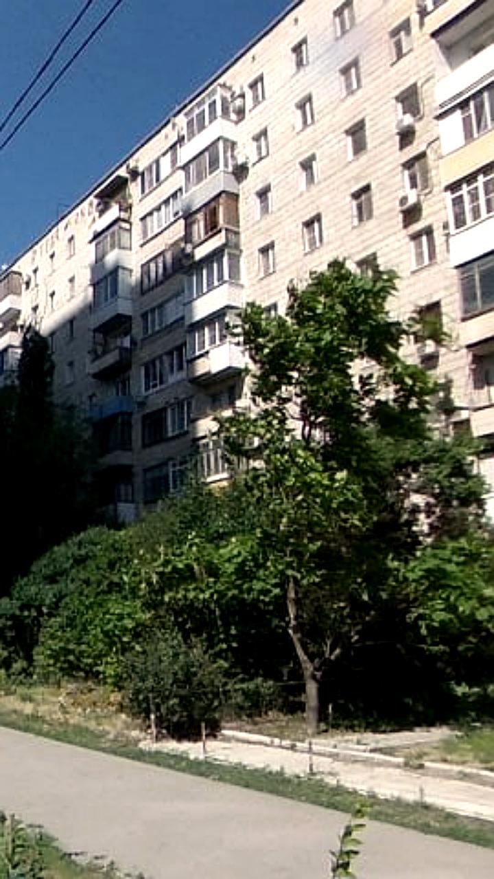 Скончалась 5-летняя девочка, выпавшая с 6 этажа на улице 9 Января