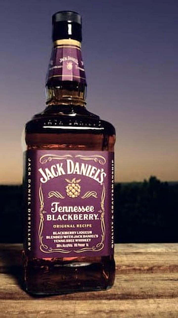 Jack Daniel's представляет новый ежевичный виски по цене 1800 рублей