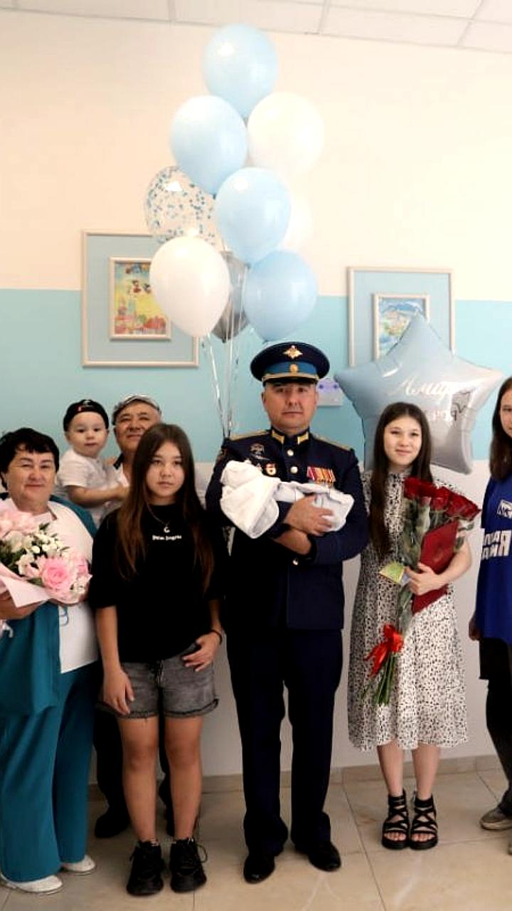Единая Россия поздравила семью военнослужащего с рождением сына
