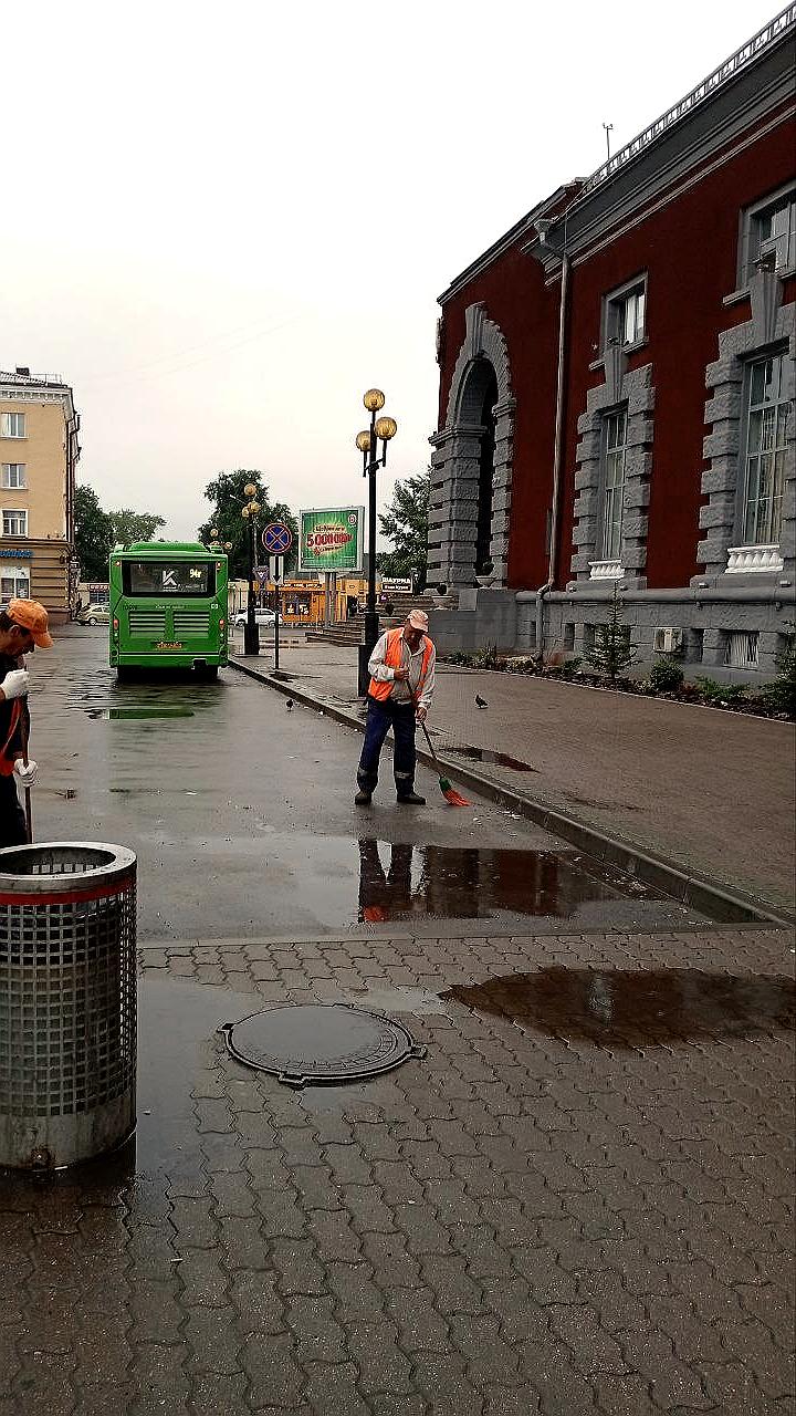 Дорожные службы Курска продолжают работы по очистке и благоустройству дорог