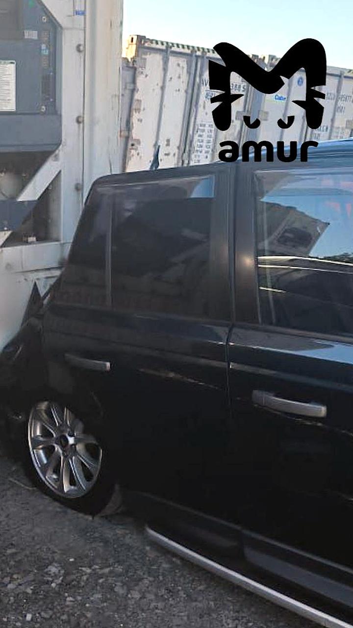Кран упал на автомобили на контейнерном терминале во Владивостоке