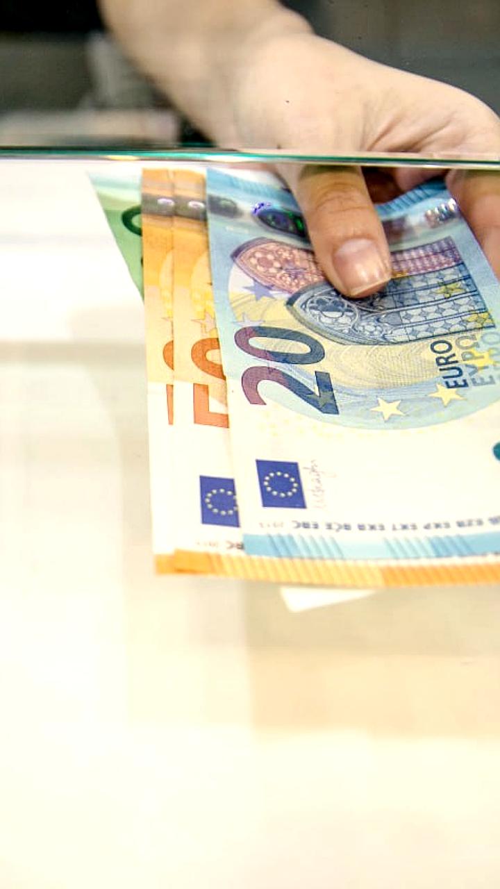 Россияне увеличили покупку долларов в три раза по сравнению с продажами евро