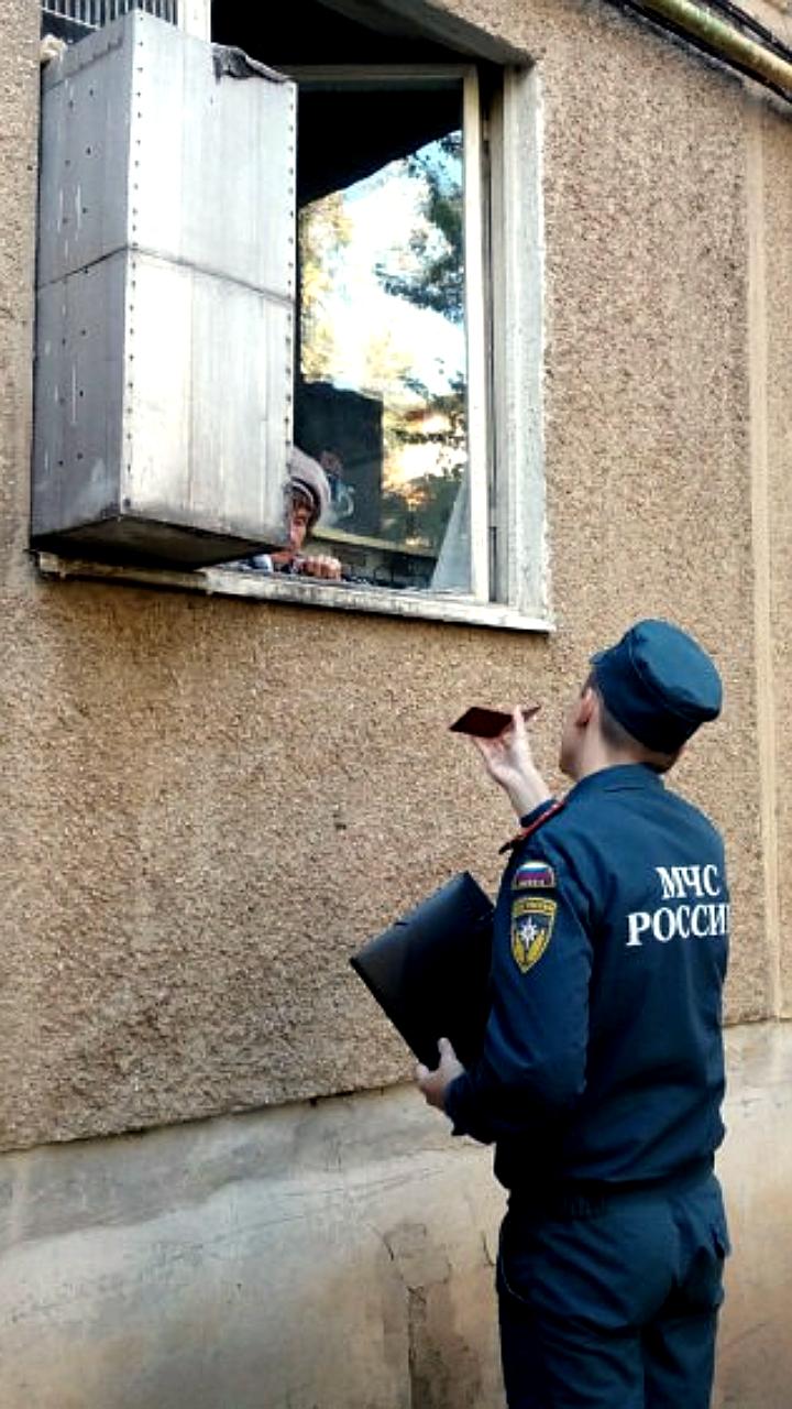 Пожарные проводят обходы в Волжском для повышения безопасности жителей