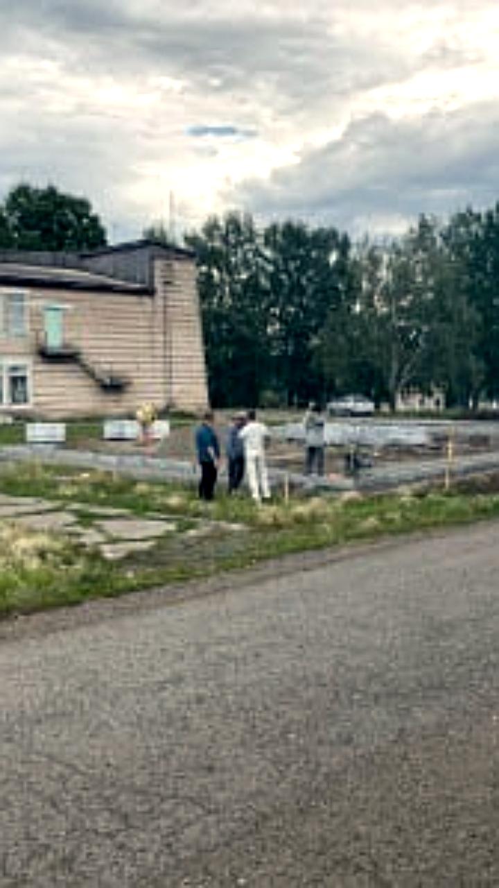 Обновление аллеи ветеранов в Поронайске: реставрация памятников и новые кустарники