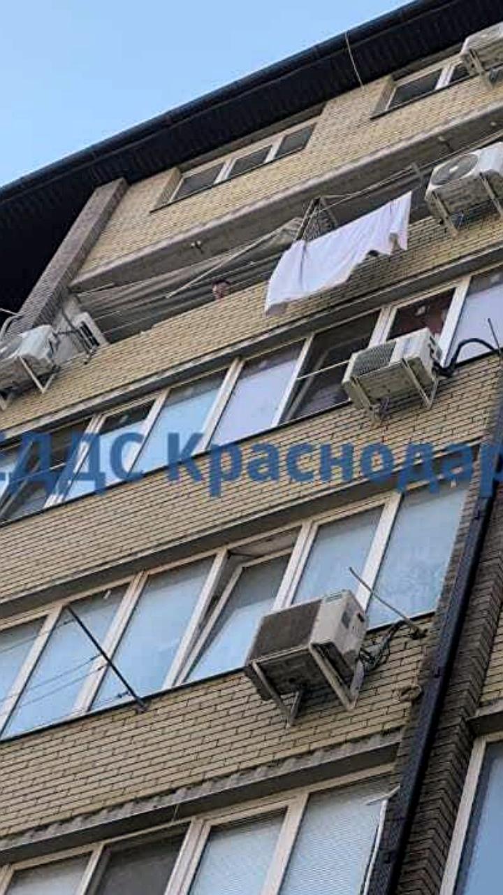 Хлопок в многоквартирном доме в поселке Российском: вылетело окно