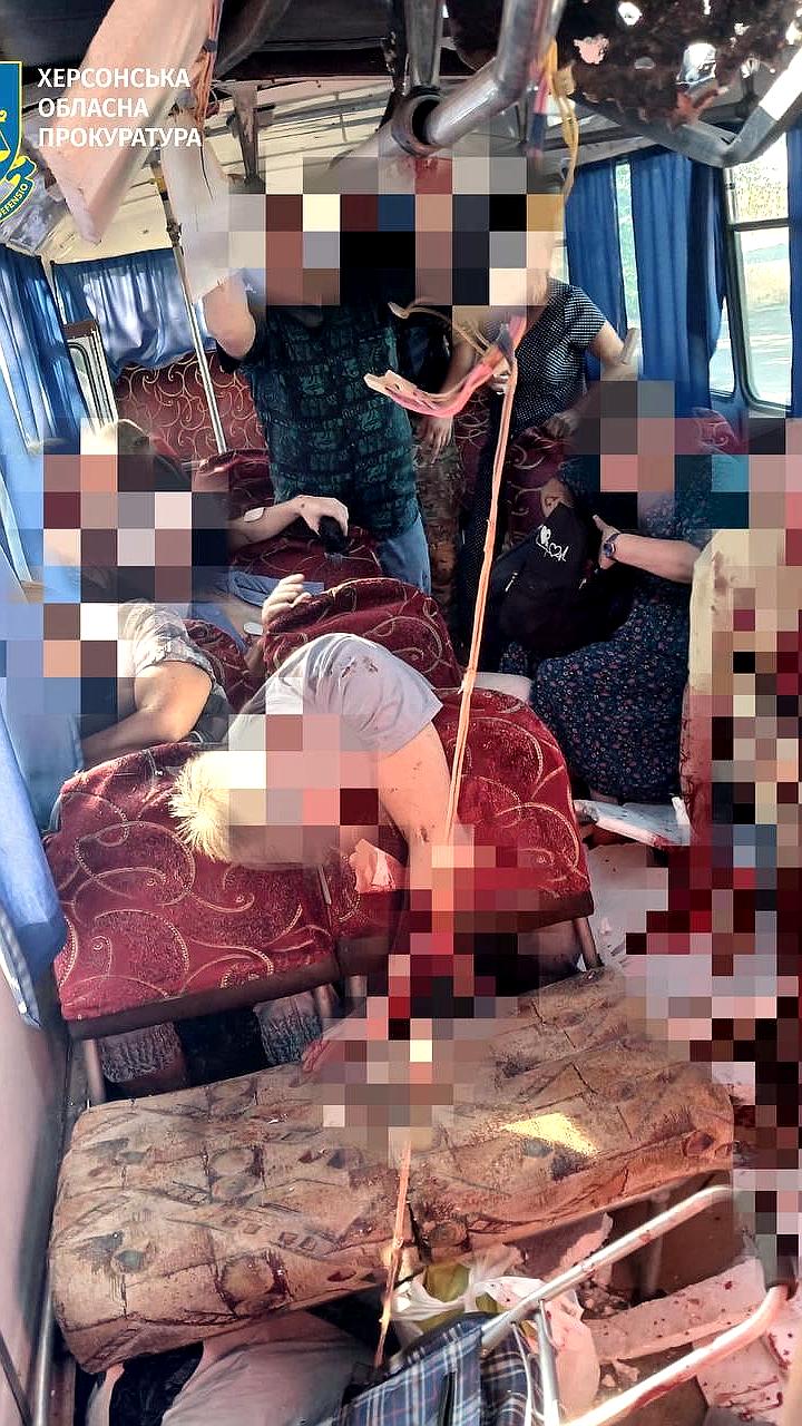 Обстрел пассажирского автобуса в Херсонской области: два погибших и десять раненых