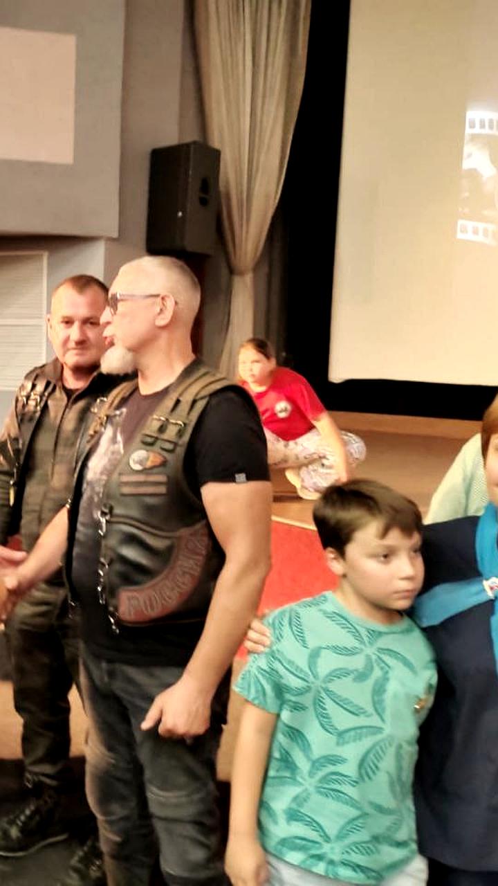 Мотомарш «Ночные волки» в Красноярске: возложение цветов и шоу в честь 80-летия Победы