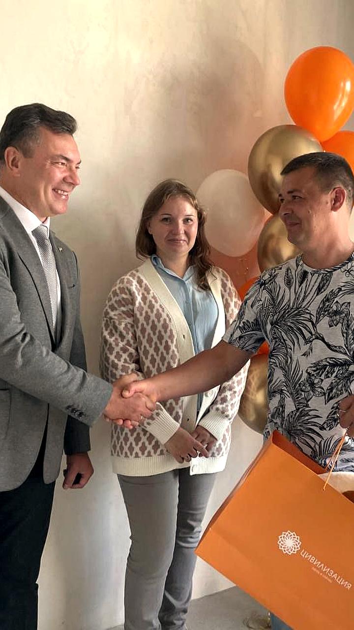 Первый участник программы льготного кредитования для сотрудников ОПК получил ключи от квартиры в Новосибирске