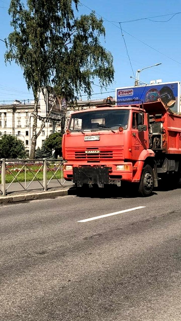 Петербургские службы продолжают активную уборку улиц и дворов
