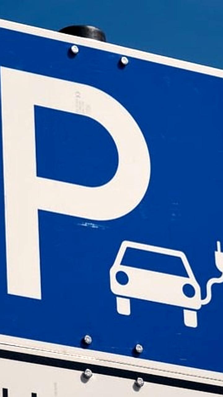 Закрытие парковки у УГМК-Арены связано со сносом диспансера