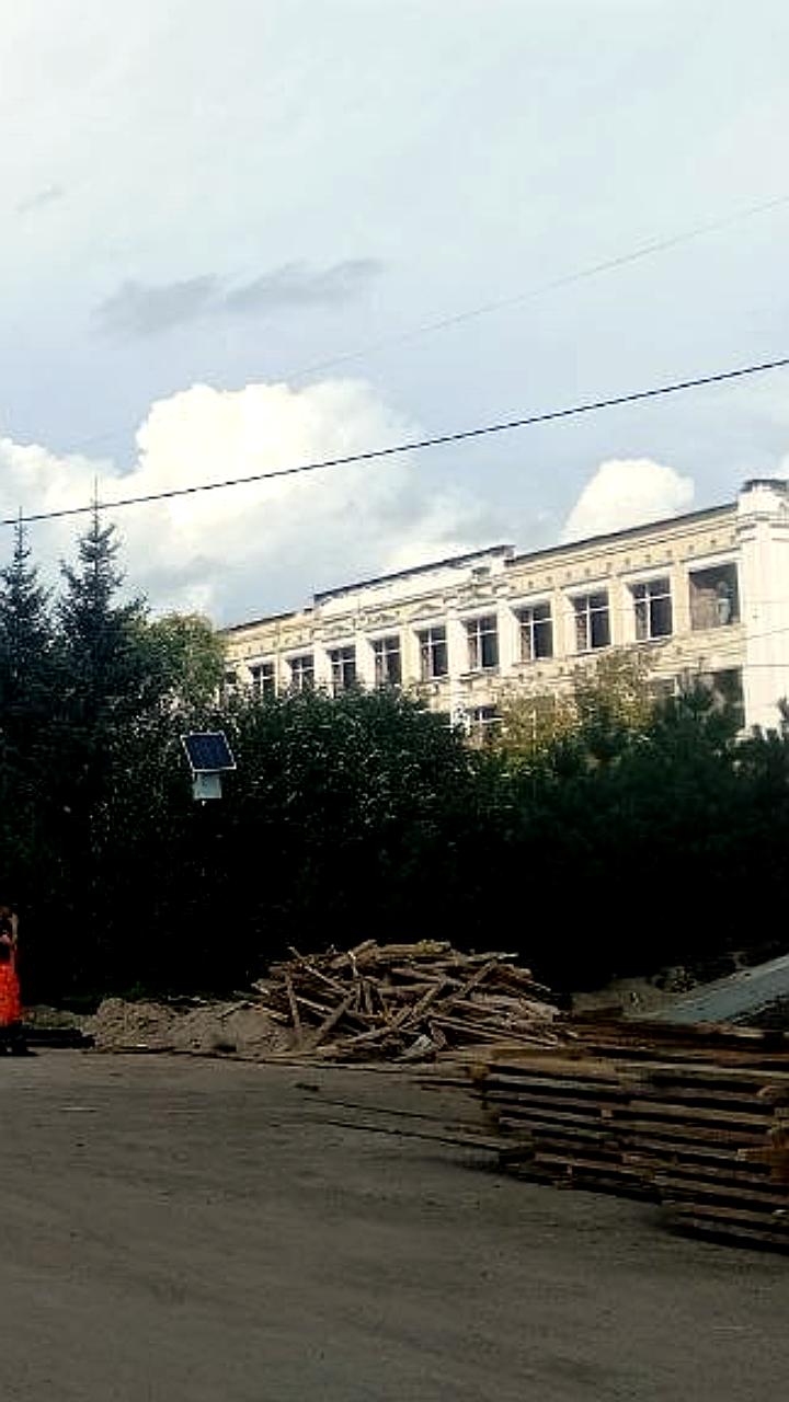 В Омске на Куйбышевском пляже снесли аллею из 12 деревьев в рамках благоустройства