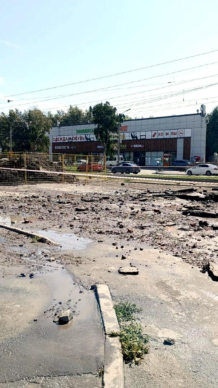 Взрыв трубы на улице Блюхера: фонтан воды и поврежденные автомобили