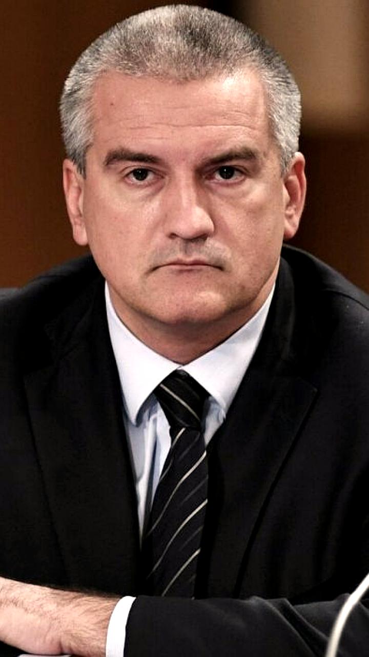 Награждение за спасение: Татьяна Алексагина и Алексей Данилов получили медали 'За мужество и доблесть'