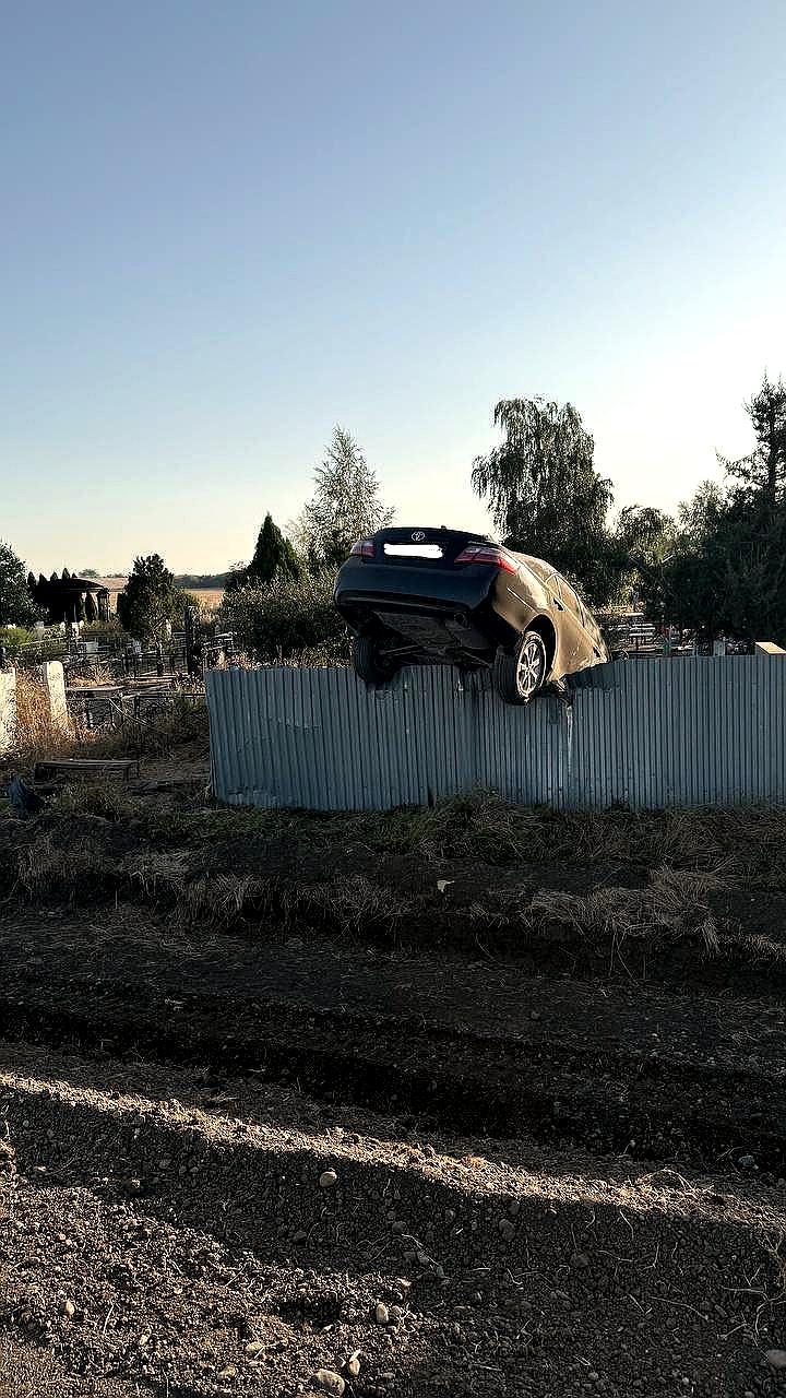 Авария с «Тойотой» на кладбище в Краснодарском крае