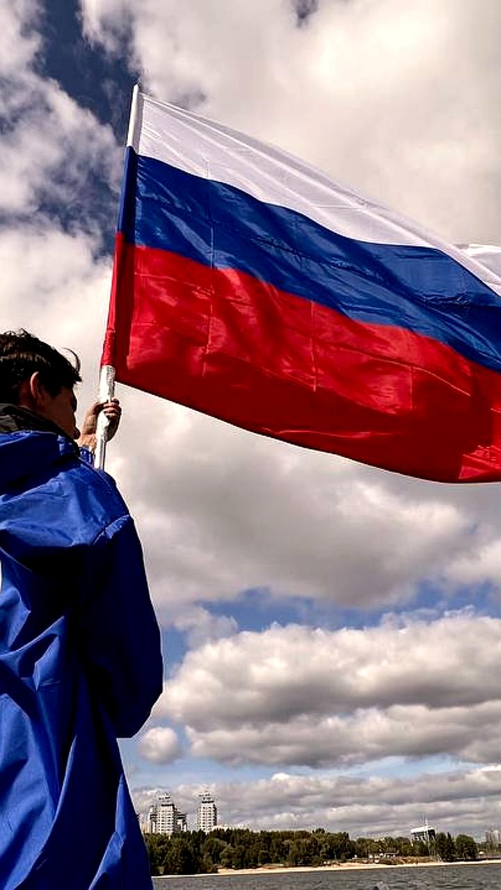 Студенты и активисты провели патриотическую акцию ко Дню флага России