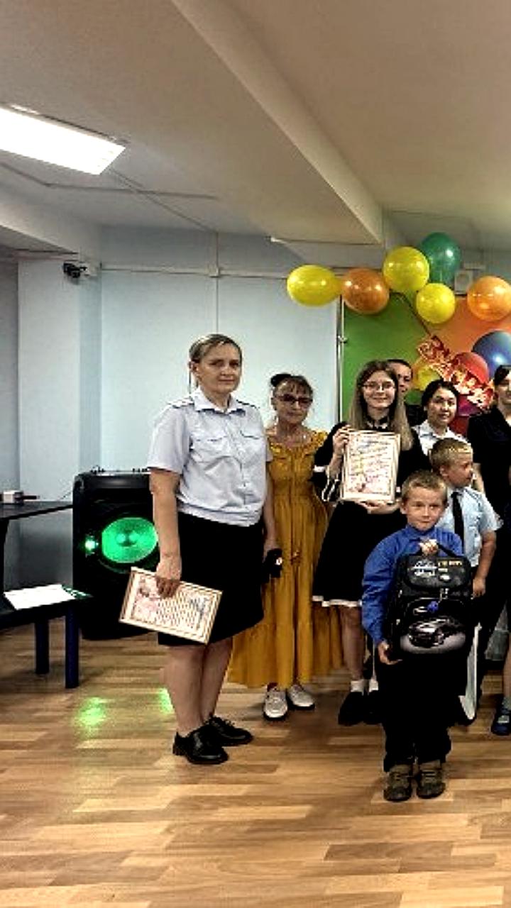 Полицейские помогают детям из малообеспеченных семей подготовиться к учебному году