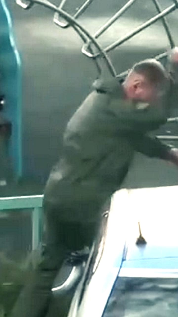 На Камчатке возбуждено уголовное дело против мужчины, наносящего удары ножом по автомобилю