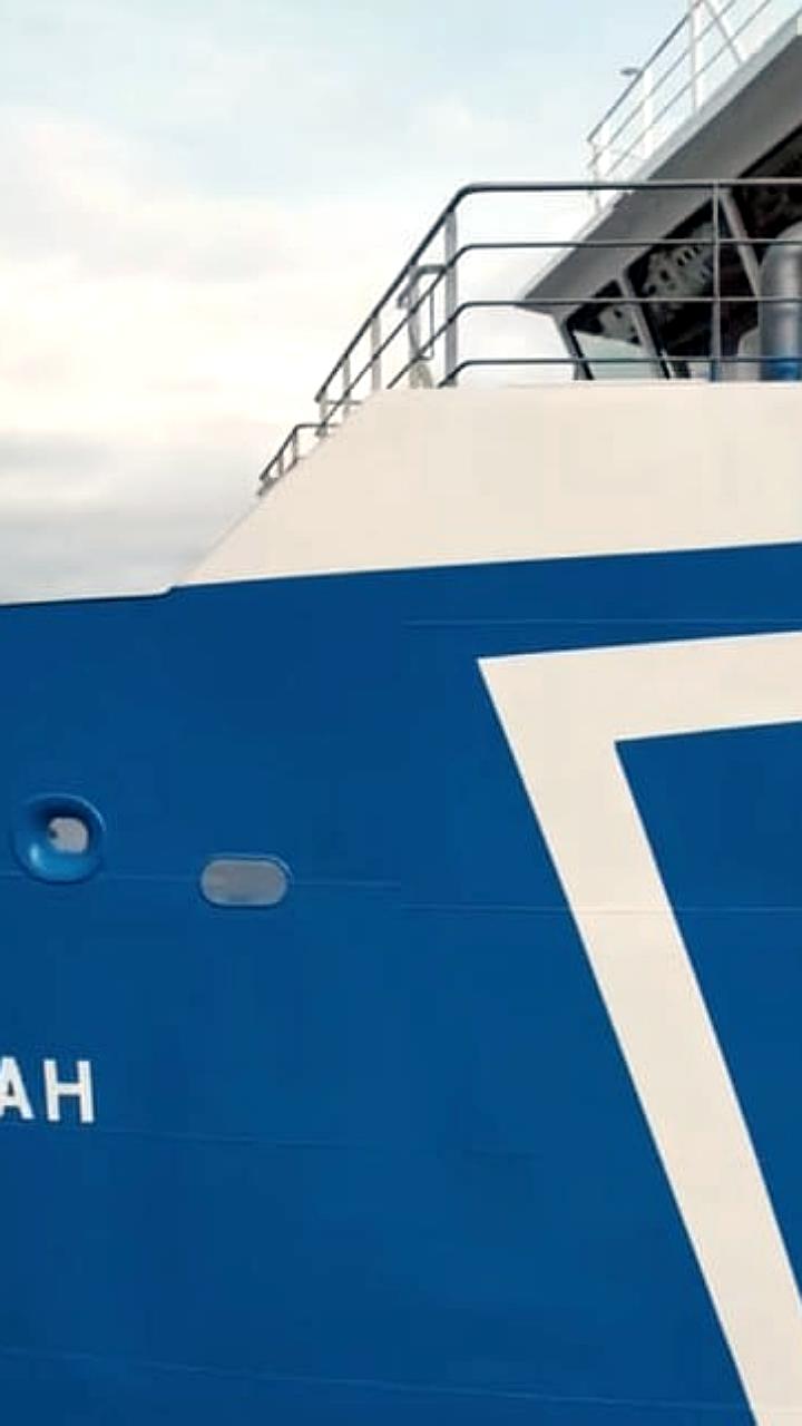 Архангельская РЭБ флота успешно подняла ледокол Авраамий Завенягин для ремонта