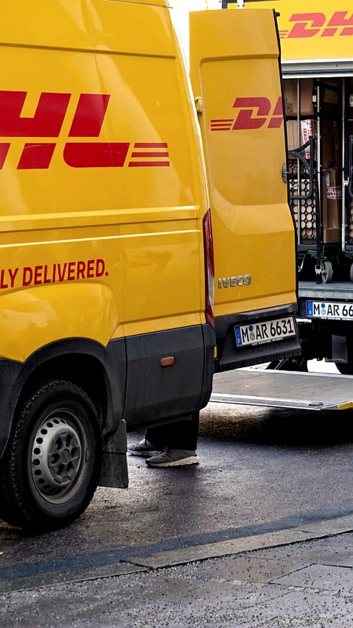 DHL приостанавливает большинство отправок в США из-за новых таможенных правил