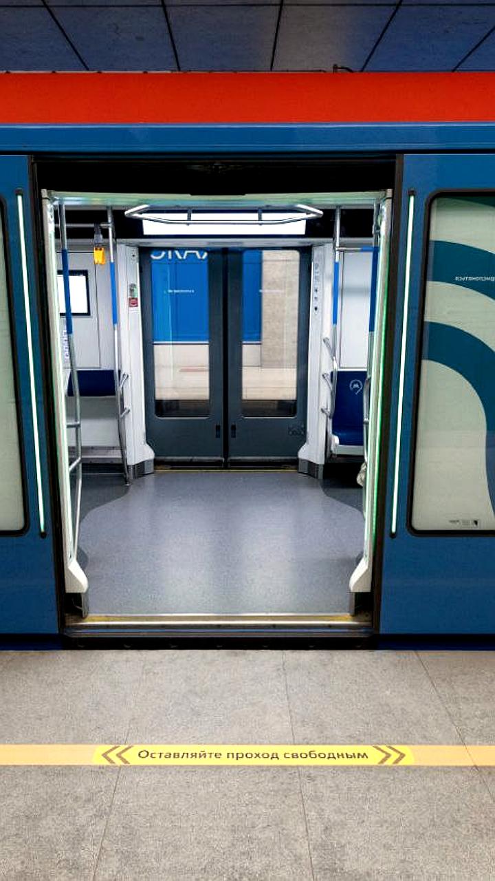 В московском метро установили наклейки для свободного прохода
