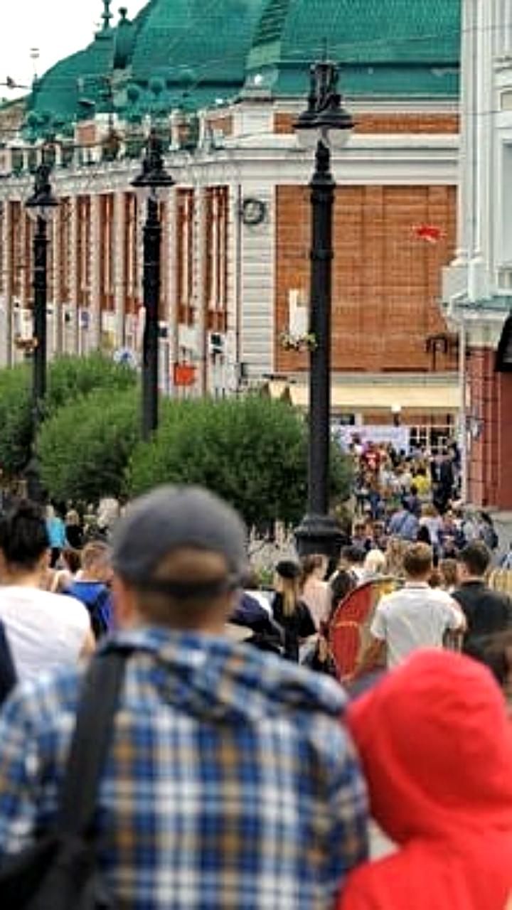 Губернатор Омской области запускает голосование о продлении проекта Пешеходный Любинский до сентября