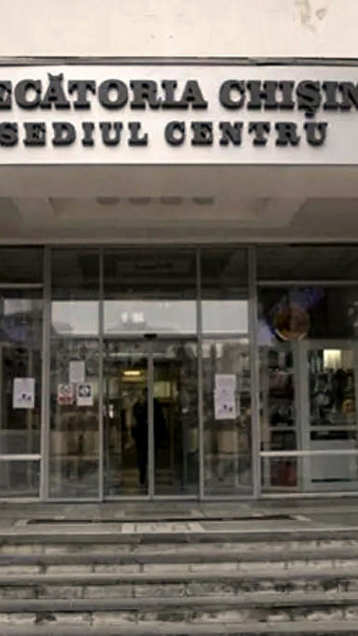 Мужчина напал на судью в Кишиневе во время заседания по делу о домашнем насилии