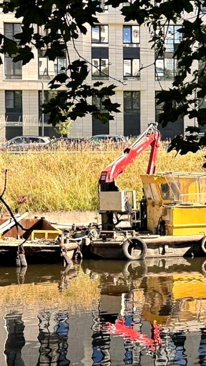 В Петербурге стартовала очистка русла Черной речки с использованием специализированной техники