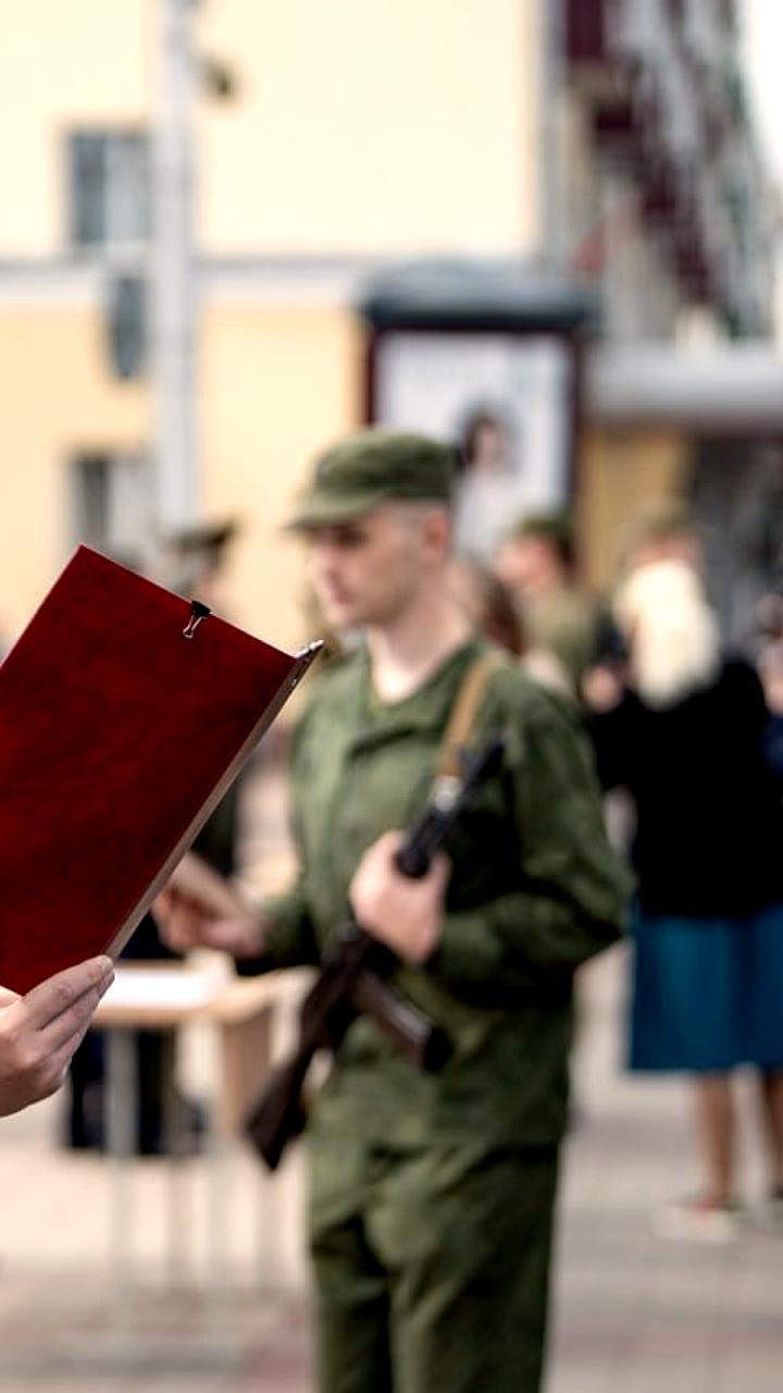 150 студентов Гомеля принесли военную присягу на площади Победы