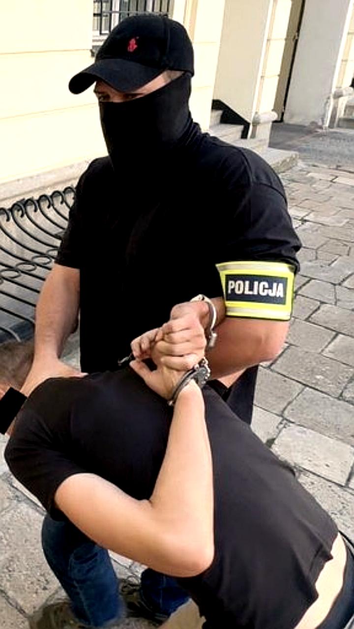 Польская полиция задержала украинца за угрозы поджогами из-за отмены соцвыплат