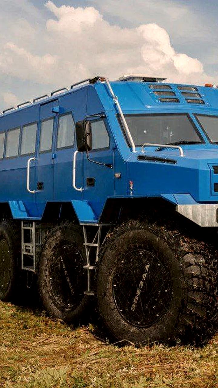 В России представлен первый арктический автобус-вездеход Звезда Т24
