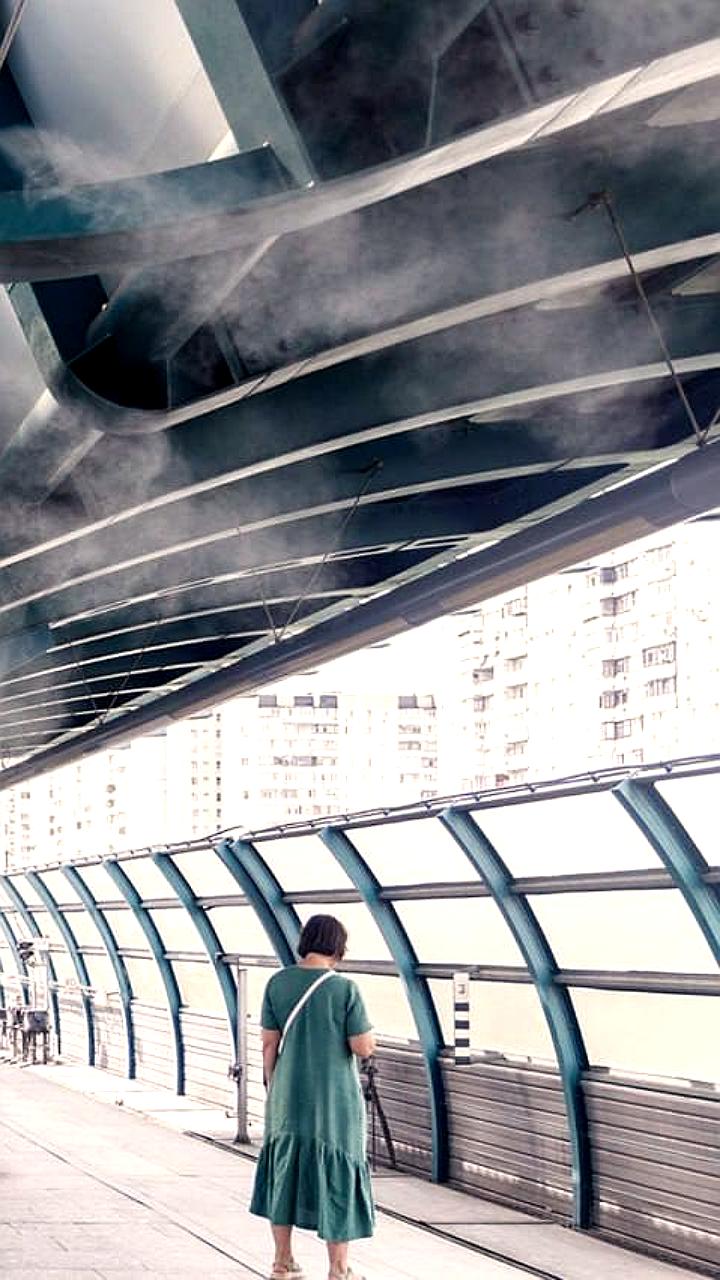 Тестирование туманизатора на станции метро Улица Скобелевская в Москве для улучшения условий пассажиров