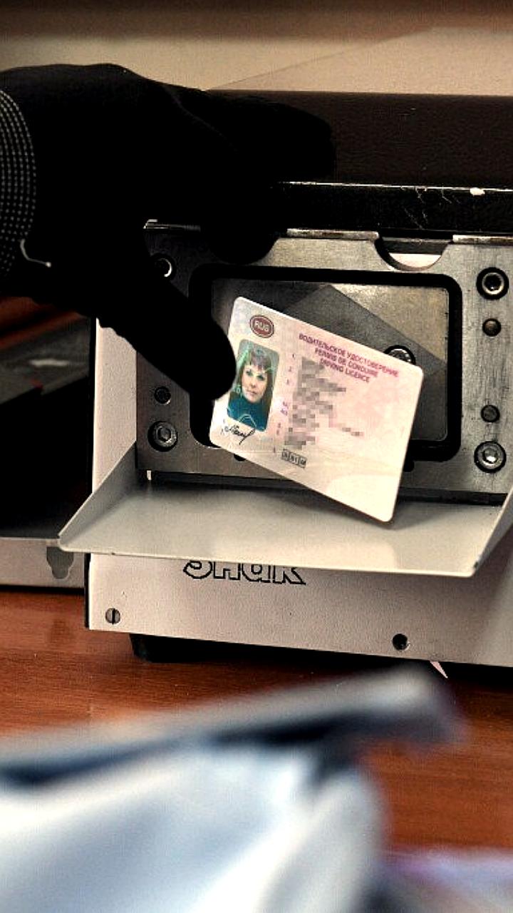 Юрист Илья Русяев предупреждает о последствиях использования поддельных водительских прав в России