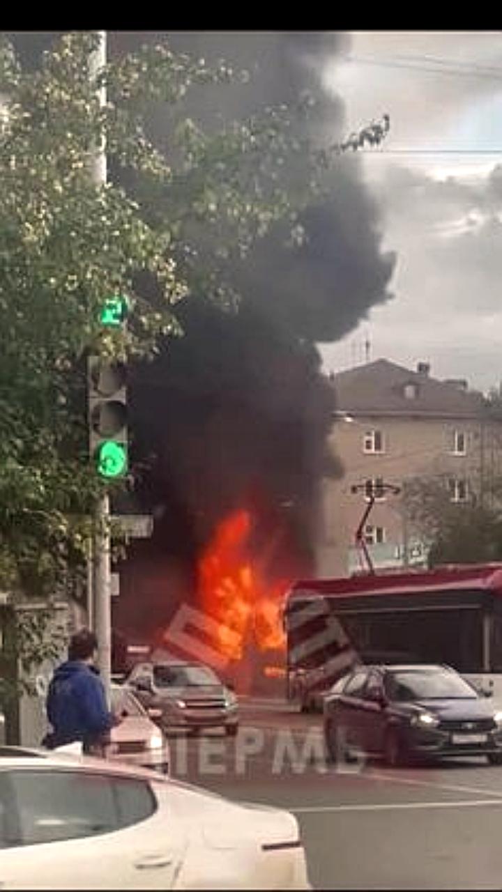 Автобус загорелся в Перми, все пассажиры эвакуированы