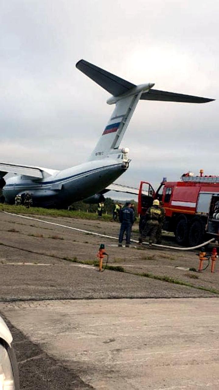 Самолет Ил-76 совершил экстренную посадку в аэропорту Черемшанка