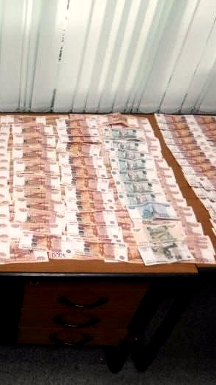 Тюменские таможенники изъяли 1,5 миллиона рублей у семейной пары, пытавшейся вывезти деньги в Баку