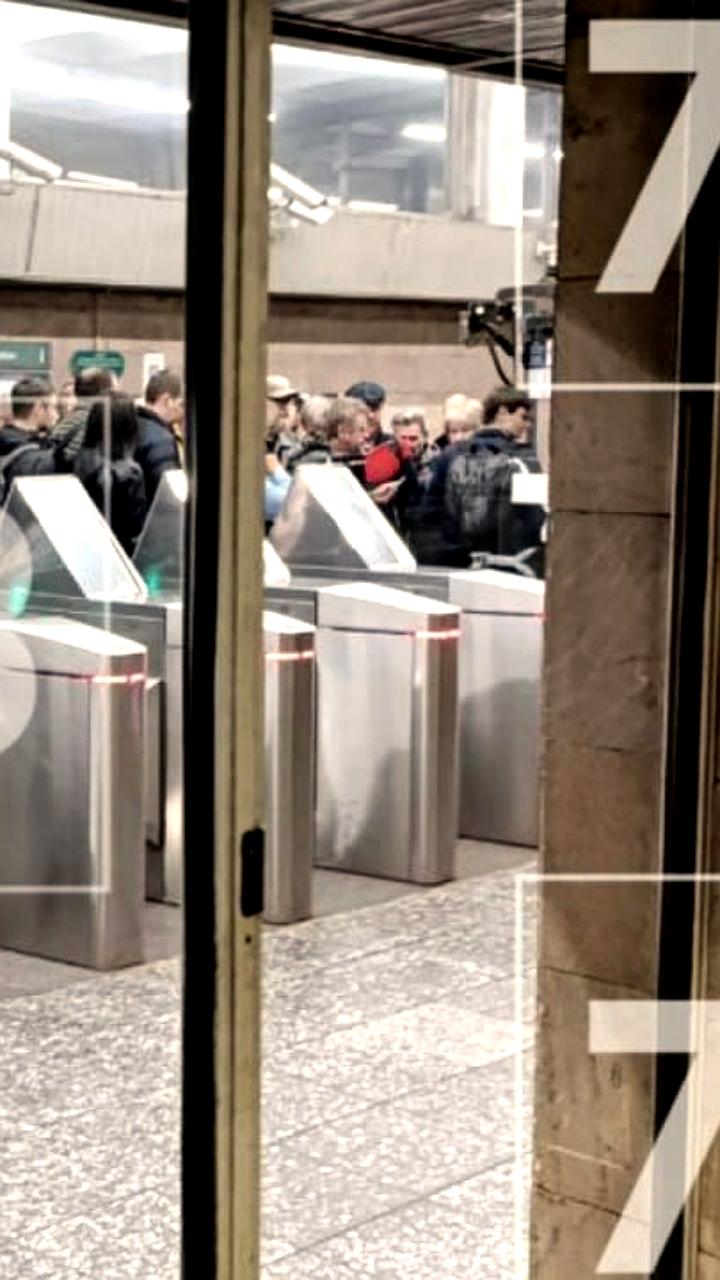 Сбой в системе оплаты проезда в петербургском метро вызвал очереди и бесплатный вход