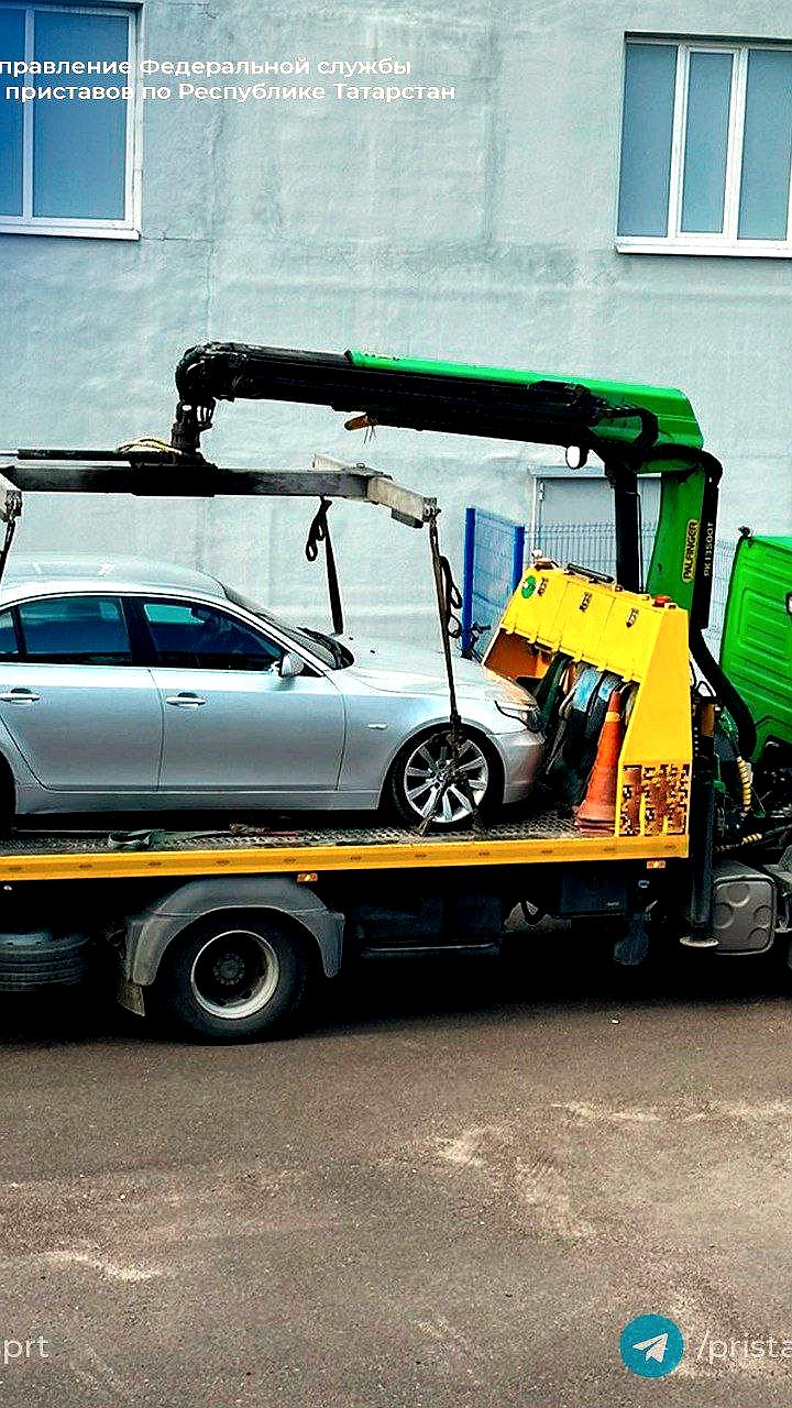 Должники оставляют автомобили у зданий судебных приставов в Екатеринбурге и Казани
