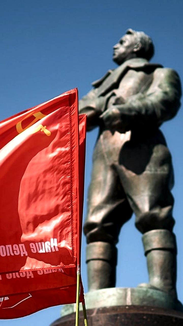 Возвращение надписи 'Сталинскому соколу' на памятник Чкалову в Нижнем Новгороде