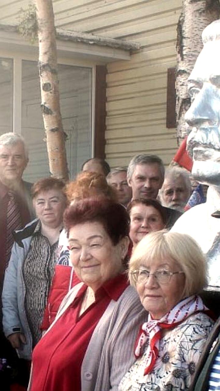 В Мурманске установлен бюст Сталина у здания КПРФ