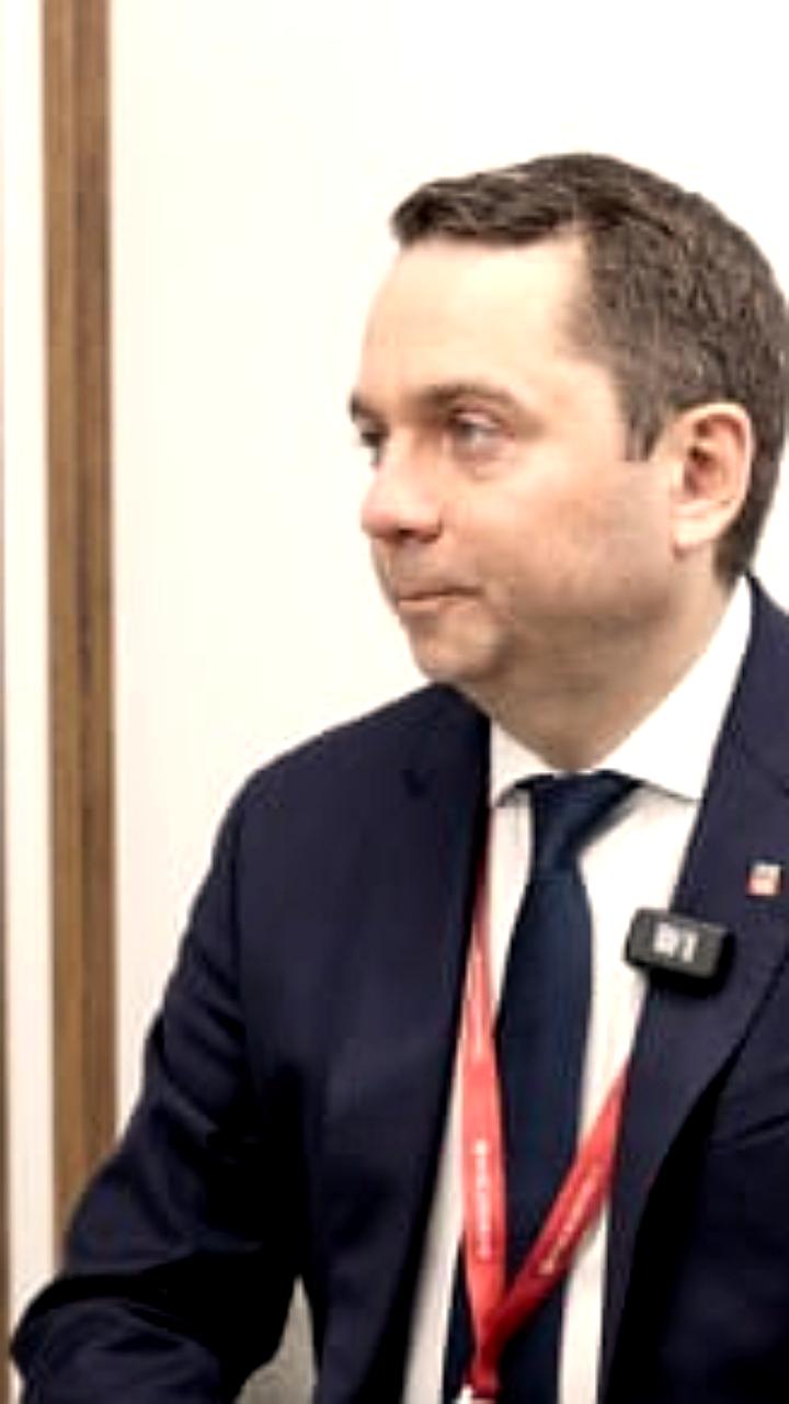 Андрей Чибис опроверг слухи об отставке во время прямой линии