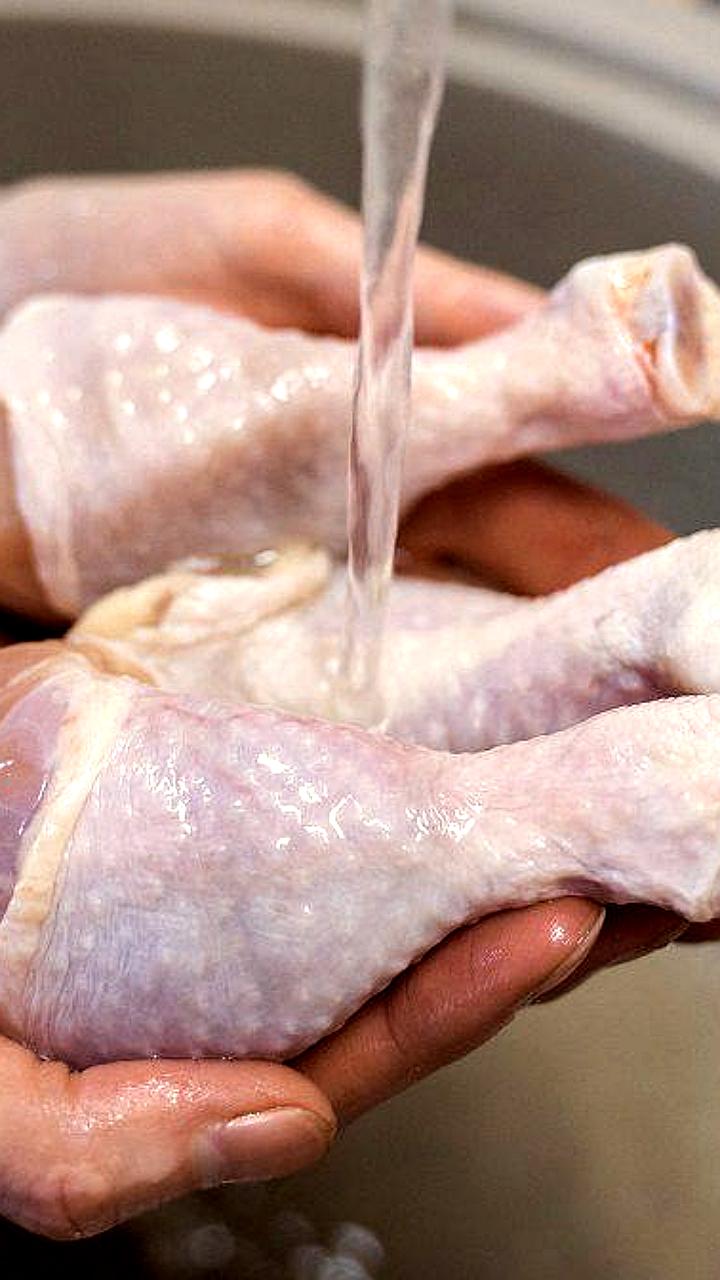 Мытье мяса под водой не повышает безопасность: эксперты предупреждают о рисках