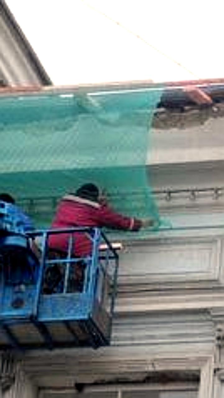 Два рабочих упали с высоты в Улан-Удэ во время мойки окон