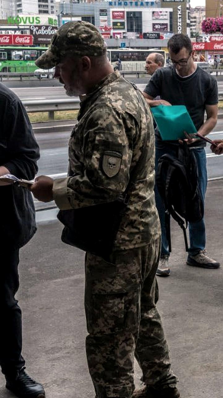 Массовые увольнения молодых работников в Украине из-за новых правил выезда за границу