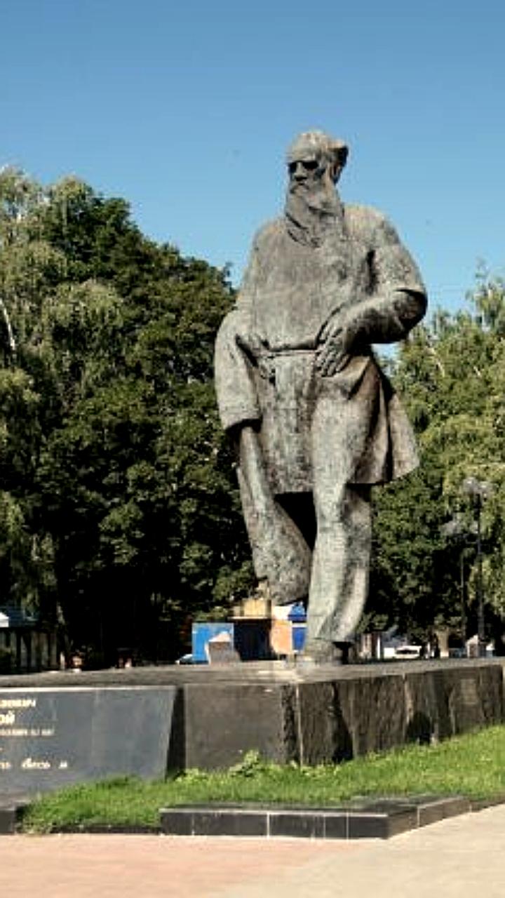В Туле открыли памятник Льву Толстому к 145-летию со дня рождения