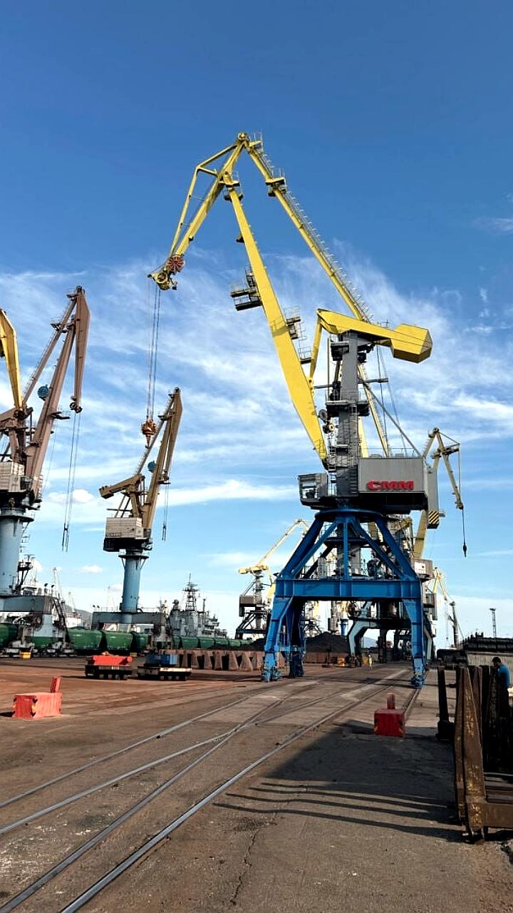 Новороссийский МТП получил два новых портальных крана Аист от ЗАО СММ